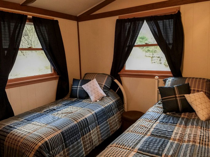 Cabins (Luray, Virginia, United States)