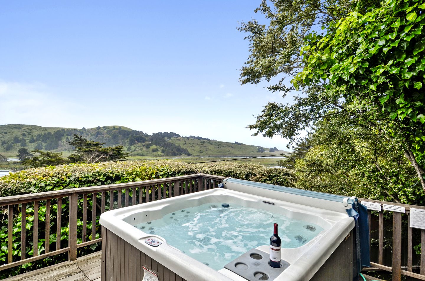 Breathtaking Cottage with Hot-tub and Barbecue in Jenner, California