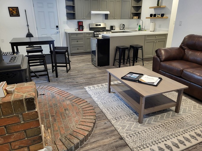 Cabins (Canada, Pincher Creek MD #9, Alberta)