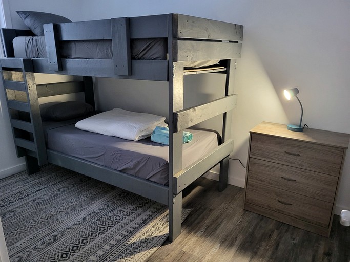 Cabins (Canada, Pincher Creek MD #9, Alberta)