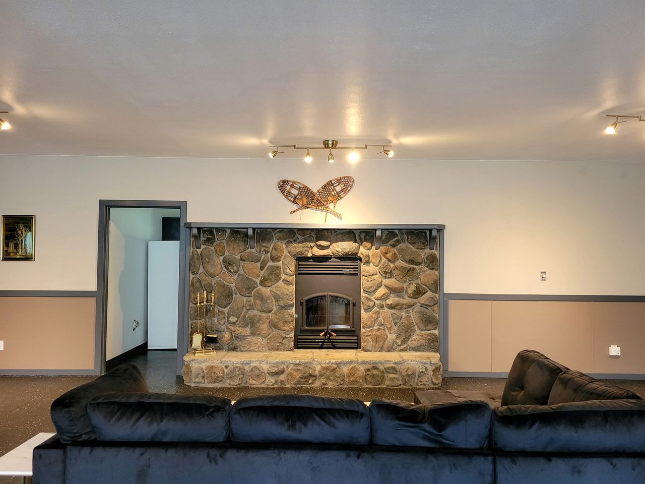 Group Cabin Lodge Surrounded by Nature with Beautiful Hiking Trails and Views in Alberta