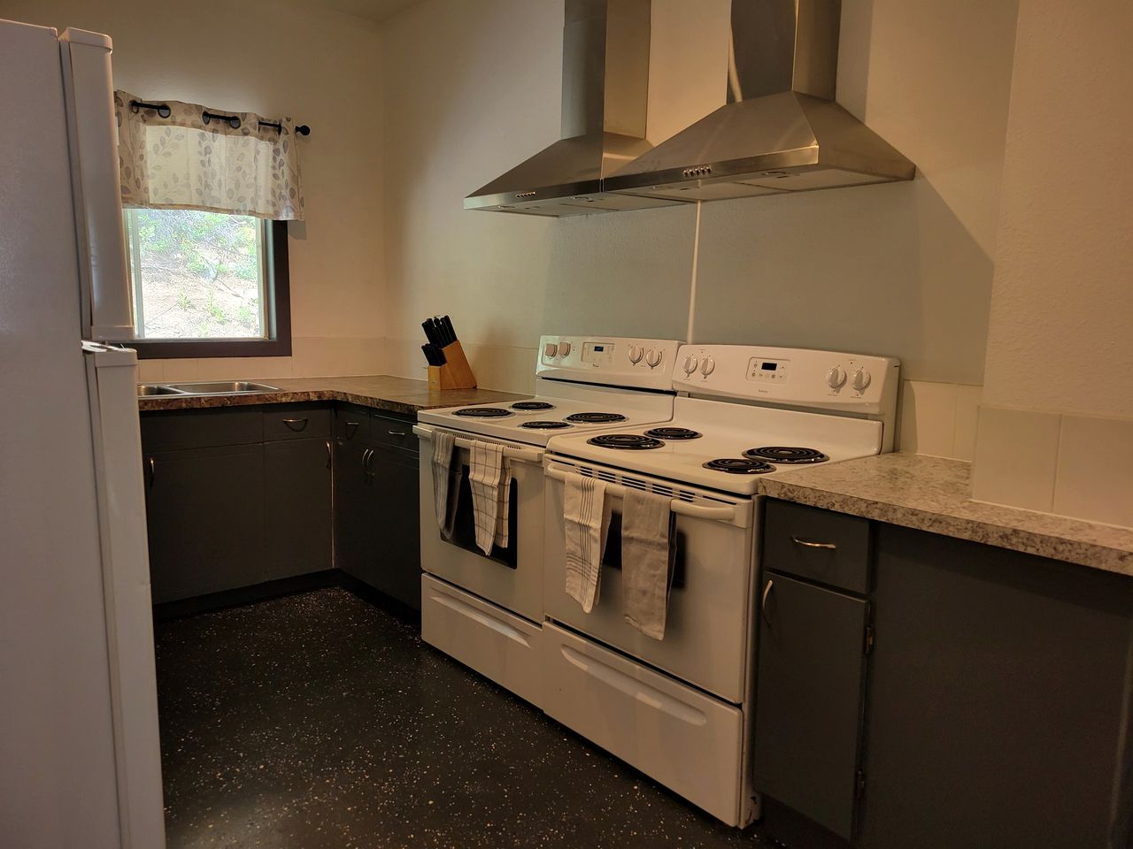 Group Cabin Lodge Surrounded by Nature with Beautiful Hiking Trails and Views in Alberta