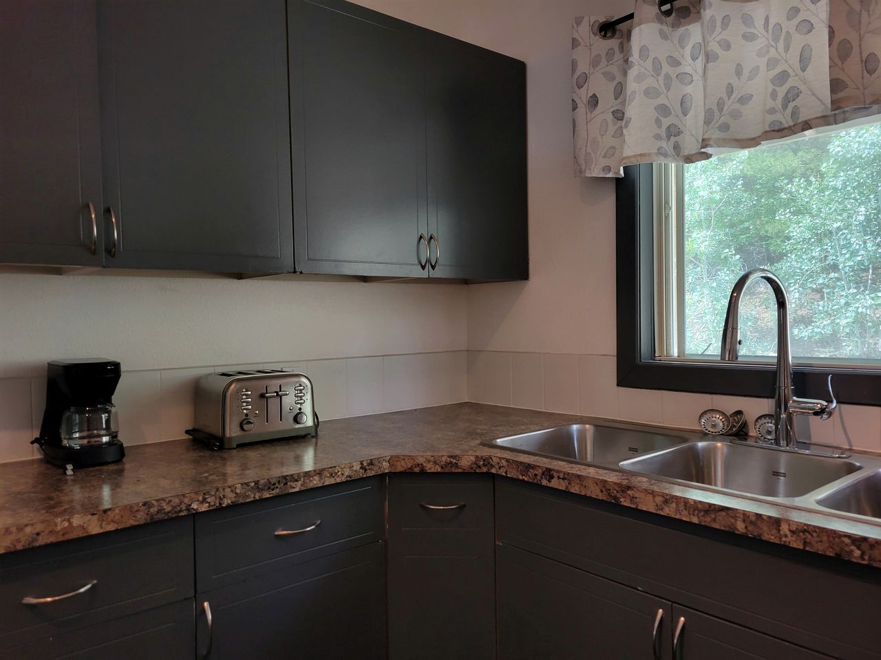 Group Cabin Lodge Surrounded by Nature with Beautiful Hiking Trails and Views in Alberta