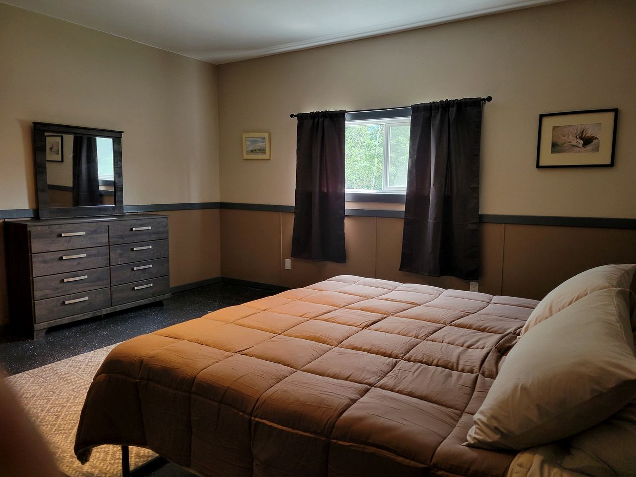 Group Cabin Lodge Surrounded by Nature with Beautiful Hiking Trails and Views in Alberta