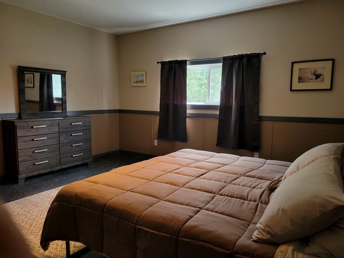 Cabins (Canada, Pincher Creek MD #9, Alberta)