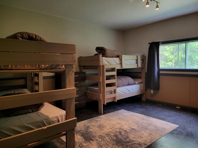 Cabins (Canada, Pincher Creek MD #9, Alberta)