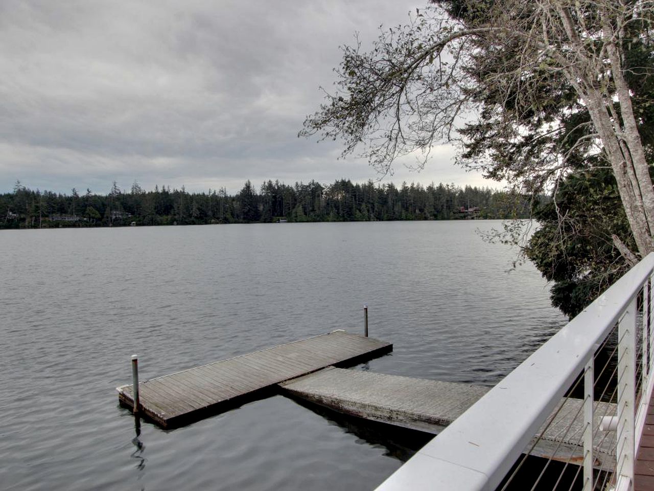 Cabin on Woahink Lake in Central Oregon Glamping Hub