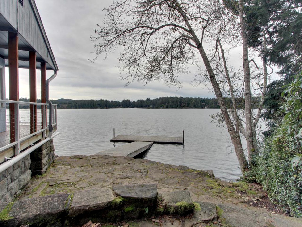 Cabin on Woahink Lake in Central Oregon Glamping Hub
