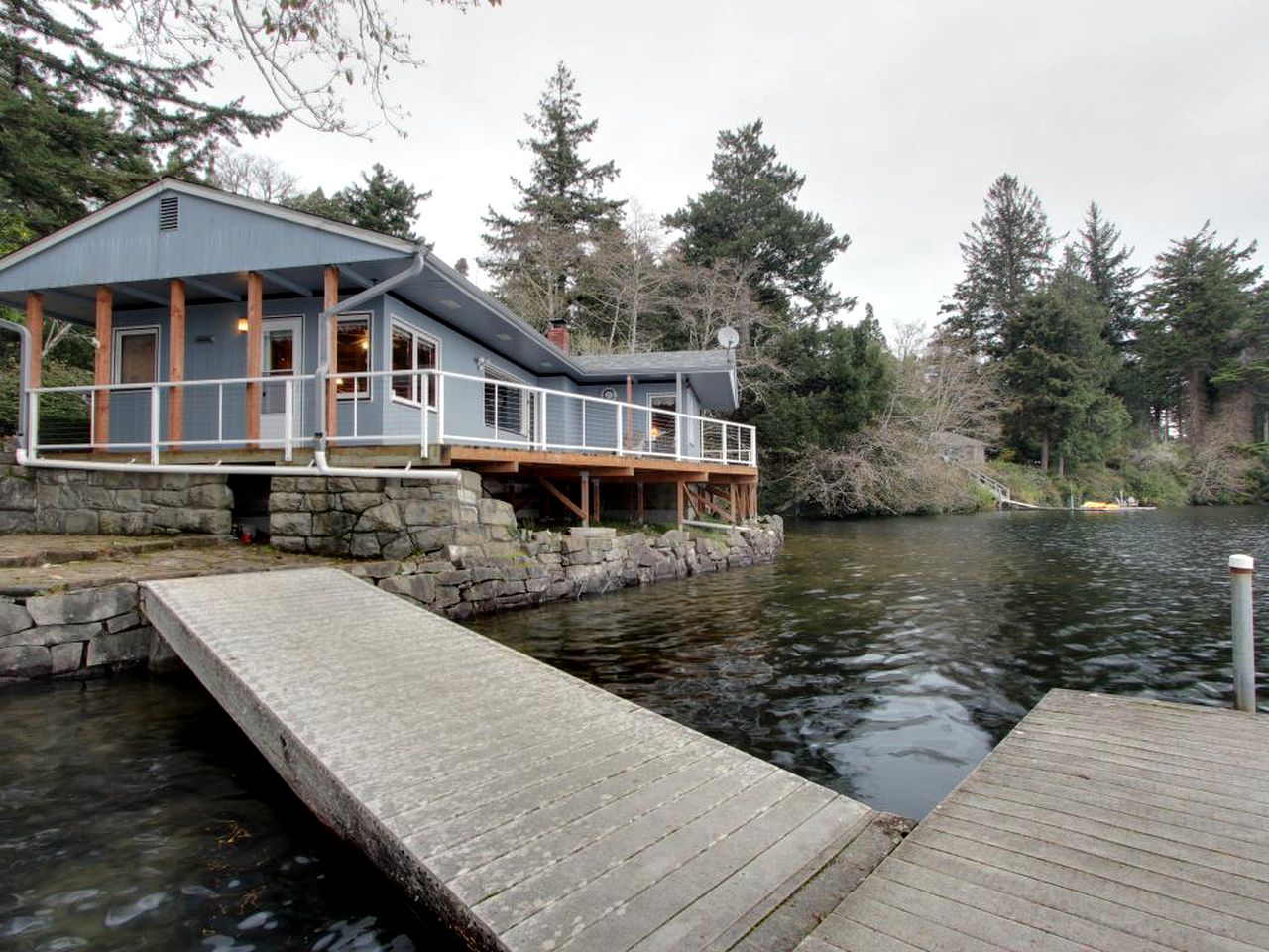 Cabin on Woahink Lake in Central Oregon Glamping Hub