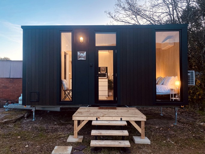 Wonderful Tiny House with Epic Views in Victoria