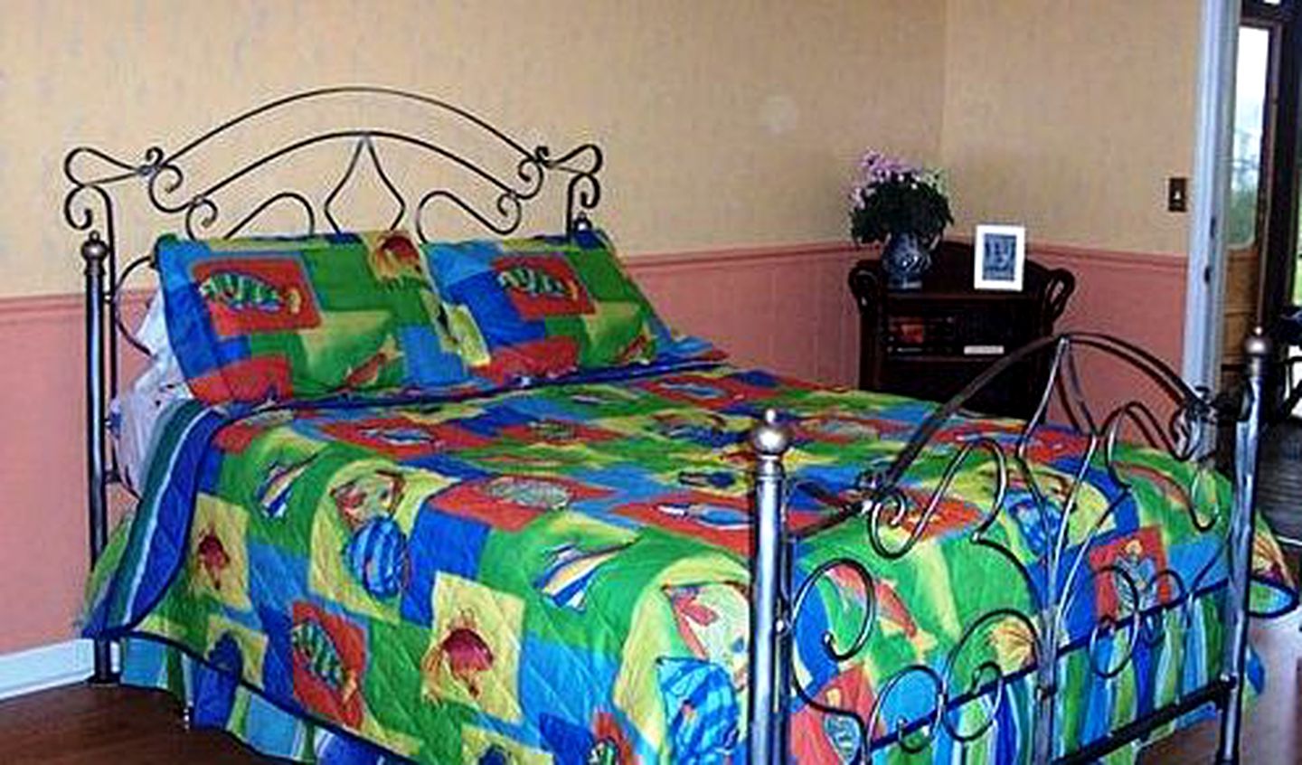 Waterfront Cottage with Private Beach on Tennessee River in Guntersville, Alabama