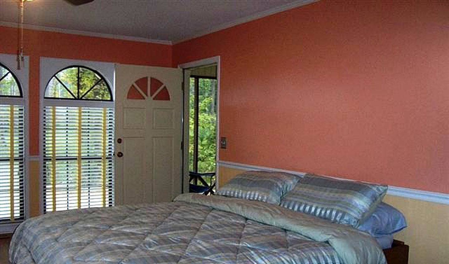 Waterfront Cottage with Private Beach on Tennessee River in Guntersville, Alabama