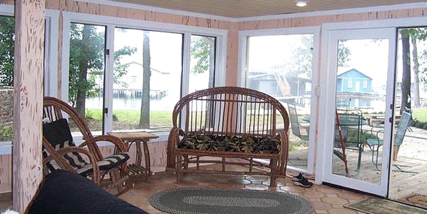 Waterfront Cottage with Private Beach on Tennessee River in Guntersville, Alabama