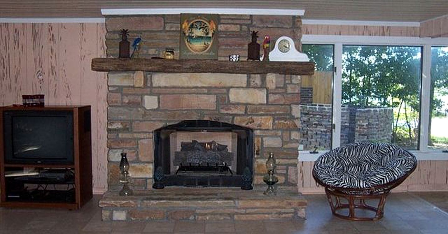 Waterfront Cottage with Private Beach on Tennessee River in Guntersville, Alabama