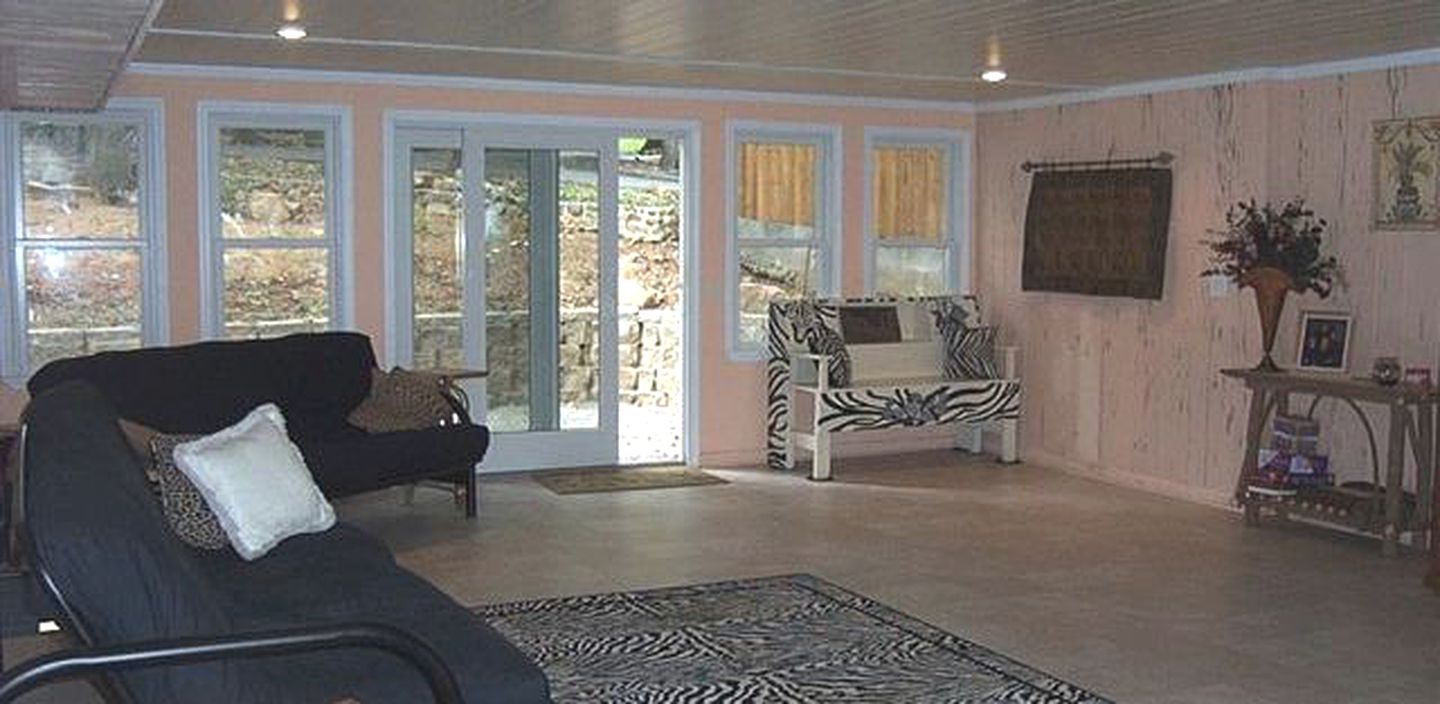 Waterfront Cottage with Private Beach on Tennessee River in Guntersville, Alabama