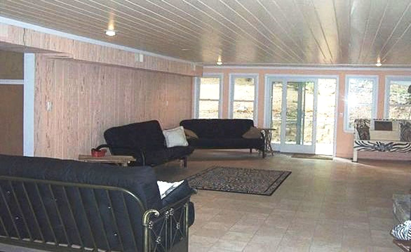 Waterfront Cottage with Private Beach on Tennessee River in Guntersville, Alabama