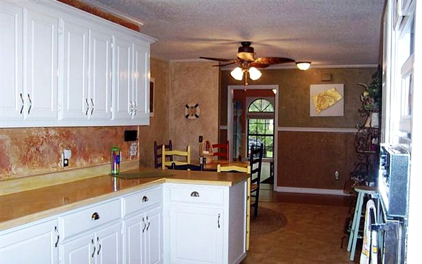 Waterfront Cottage with Private Beach on Tennessee River in Guntersville, Alabama