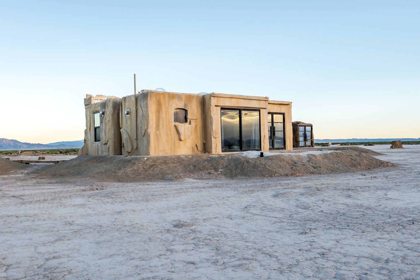 Luxury Cave Fantastic for a Great Glamping Experience in Utah