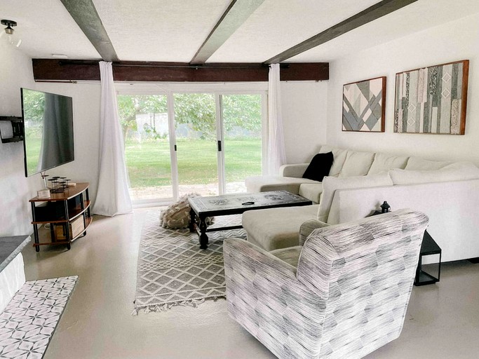 Cottages (Canada, Prince Edward, Ontario)