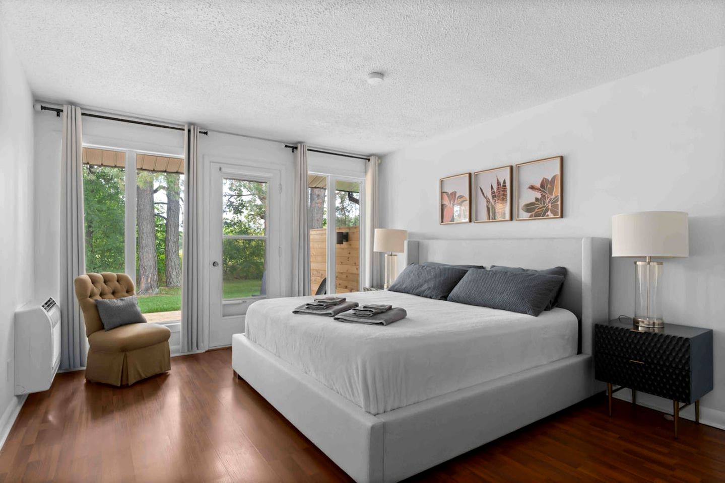 Charming Cottage with Indoor Heated Pool near Sandbanks Provincial Park in Picton, Ontario