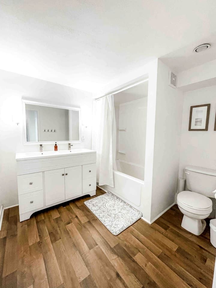 Charming Cottage with Indoor Heated Pool near Sandbanks Provincial Park in Picton, Ontario
