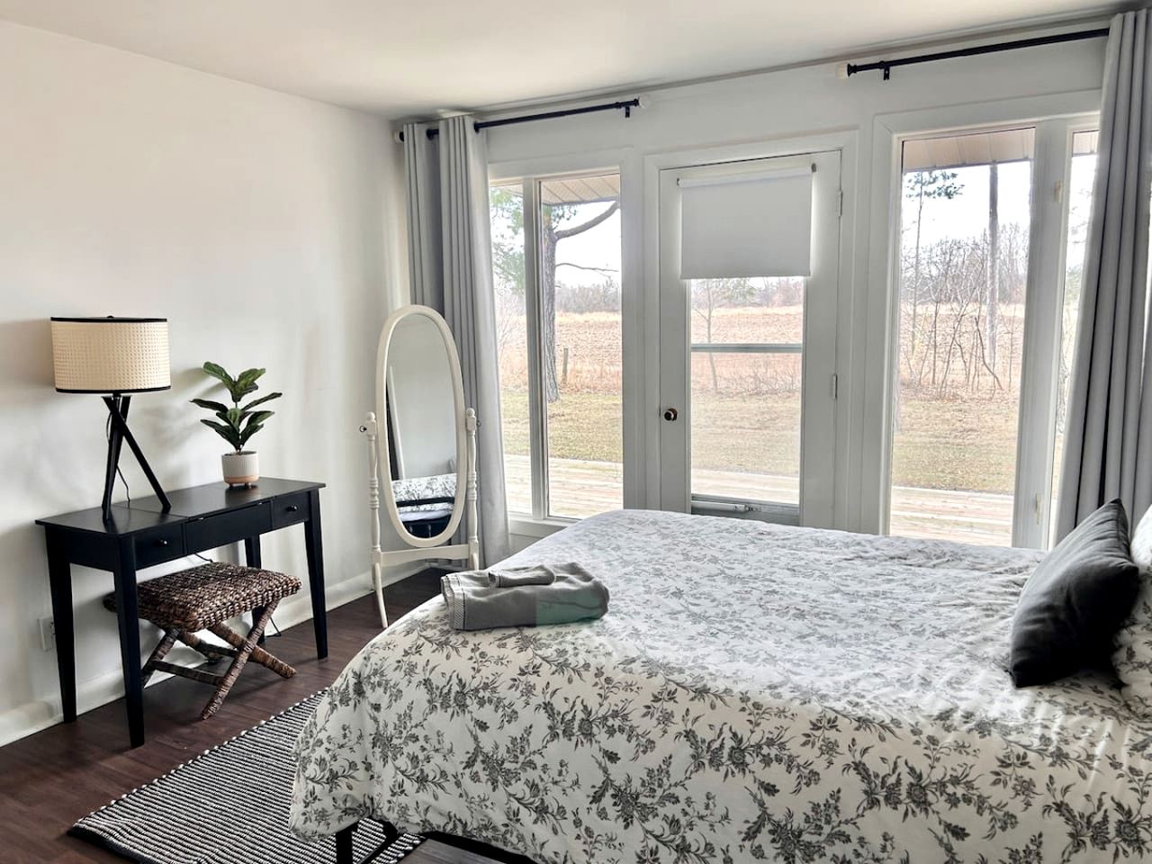 Charming Cottage with Indoor Heated Pool near Sandbanks Provincial Park in Picton, Ontario