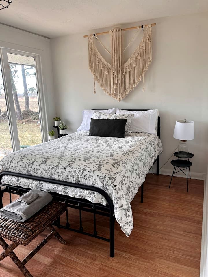 Charming Cottage with Indoor Heated Pool near Sandbanks Provincial Park in Picton, Ontario