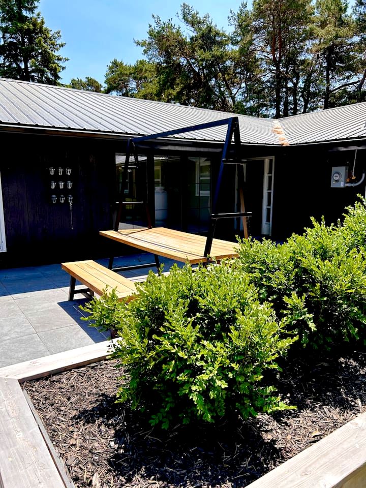 Charming Cottage with Indoor Heated Pool near Sandbanks Provincial Park in Picton, Ontario