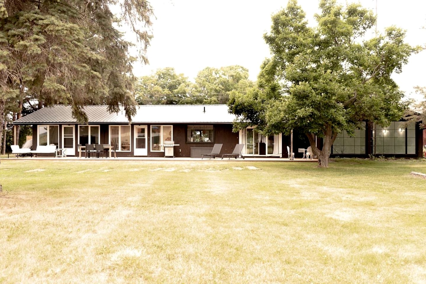 Charming Cottage with Indoor Heated Pool near Sandbanks Provincial Park in Picton, Ontario
