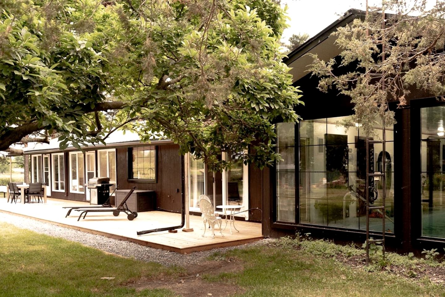 Charming Cottage with Indoor Heated Pool near Sandbanks Provincial Park in Picton, Ontario