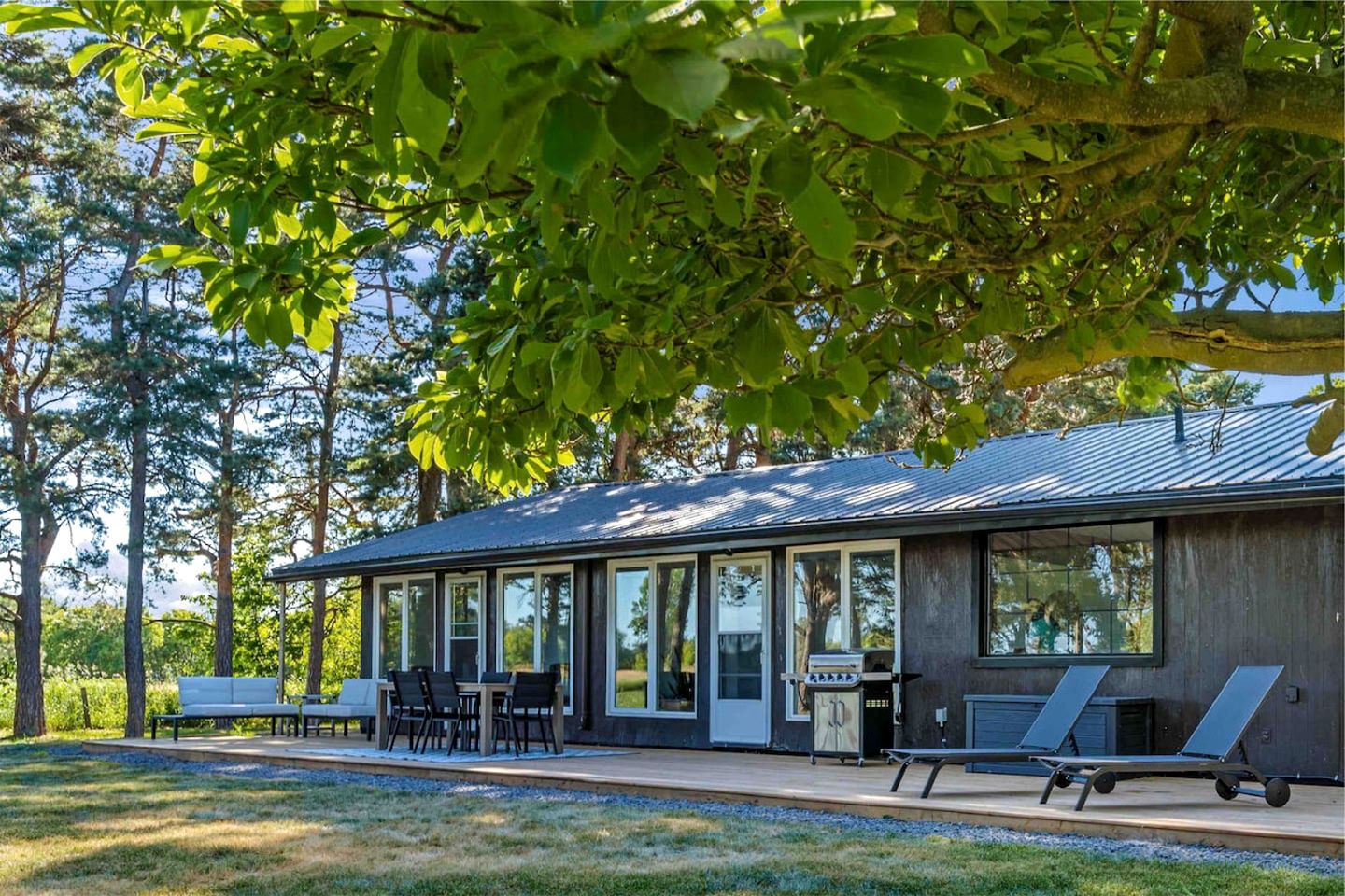 Charming Cottage with Indoor Heated Pool near Sandbanks Provincial Park in Picton, Ontario