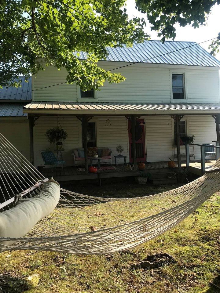 Eccentric Converted Bus, Perfect for a Tennessee Vacation