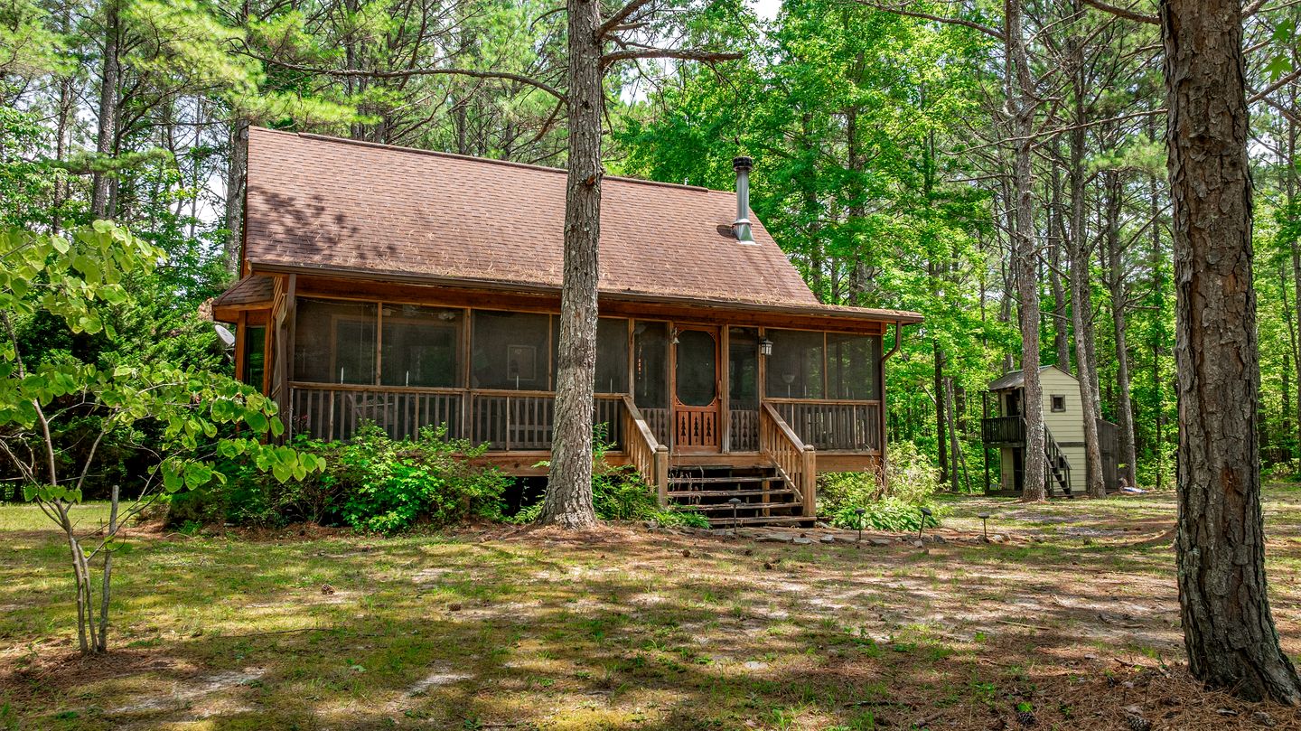 Secluded Cabin in the Woods with Hot Tub & Lake Fishing Access in Mentone, Alabama