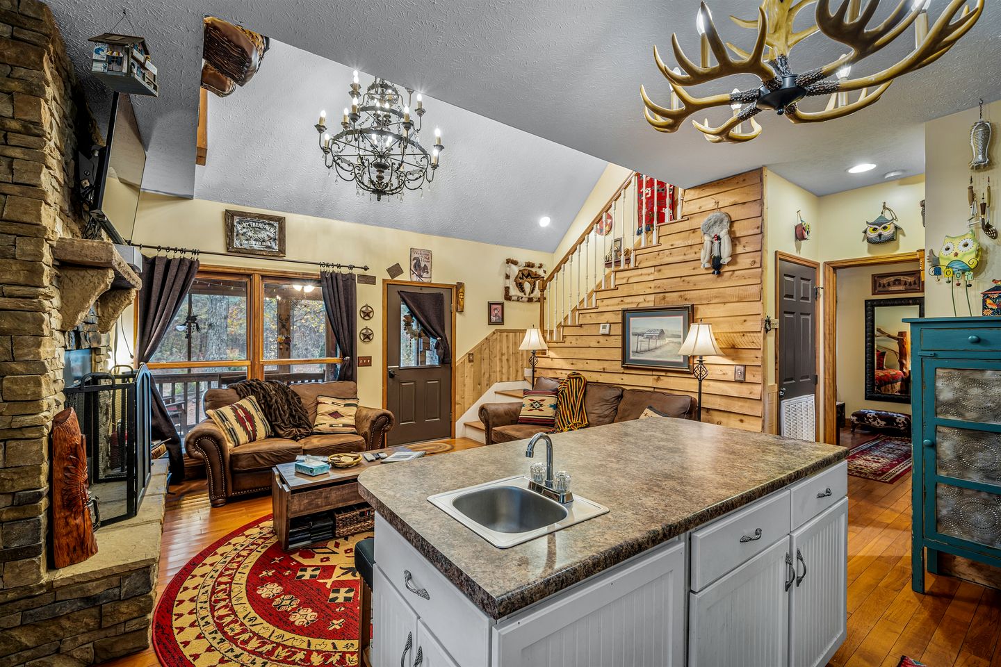 Secluded Cabin in the Woods with Hot Tub & Lake Fishing Access in Mentone, Alabama