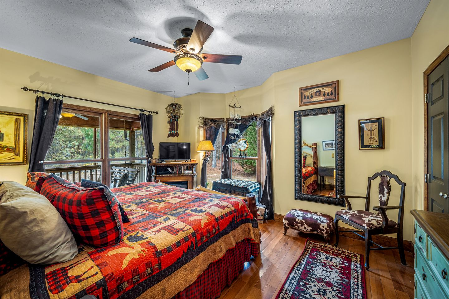 Secluded Cabin in the Woods with Hot Tub & Lake Fishing Access in Mentone, Alabama