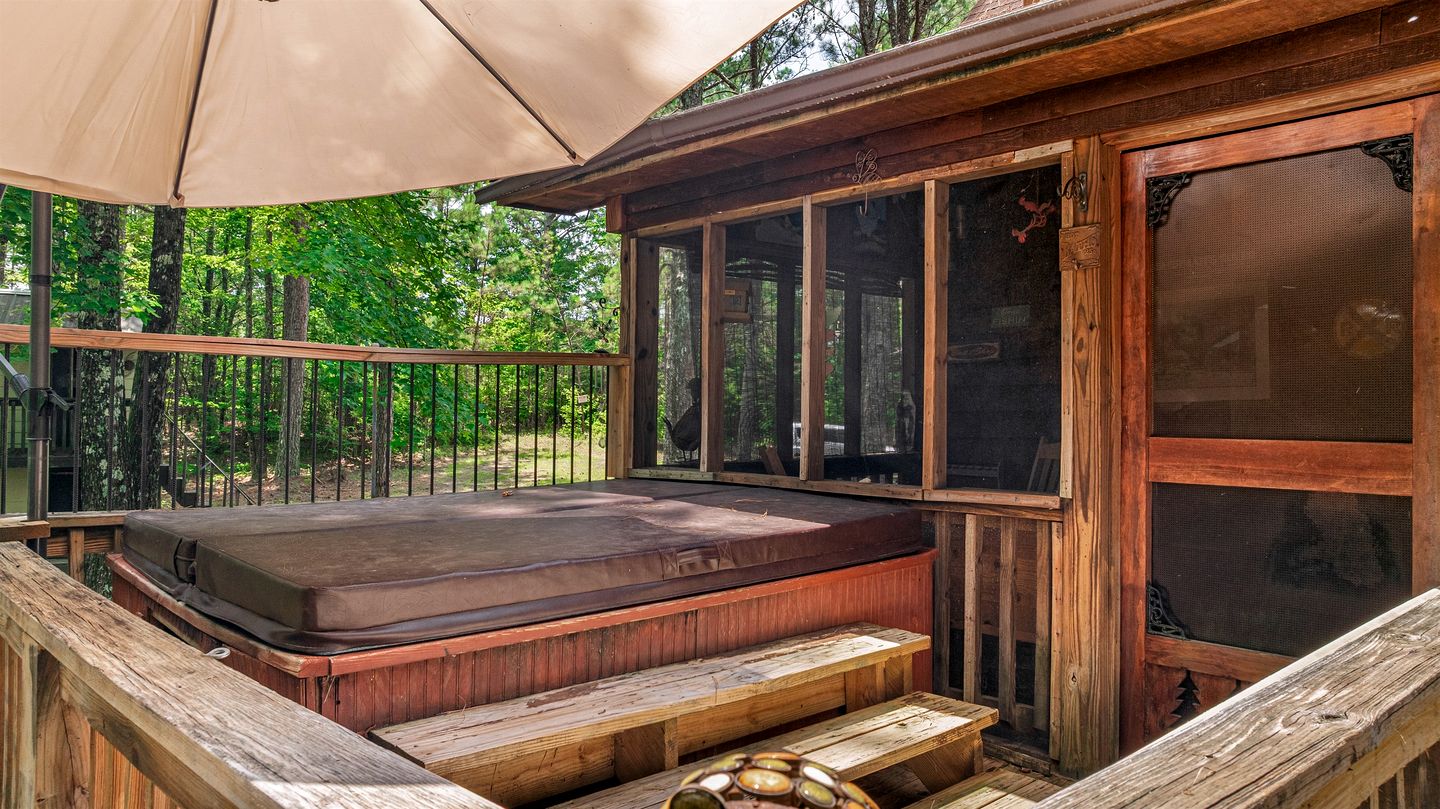Secluded Cabin in the Woods with Hot Tub & Lake Fishing Access in Mentone, Alabama