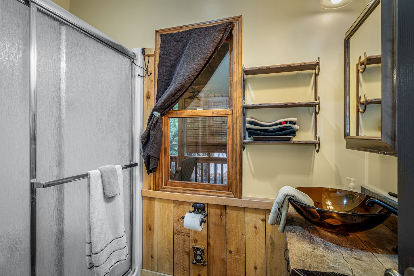 Secluded Cabin in the Woods with Hot Tub & Lake Fishing Access in Mentone, Alabama