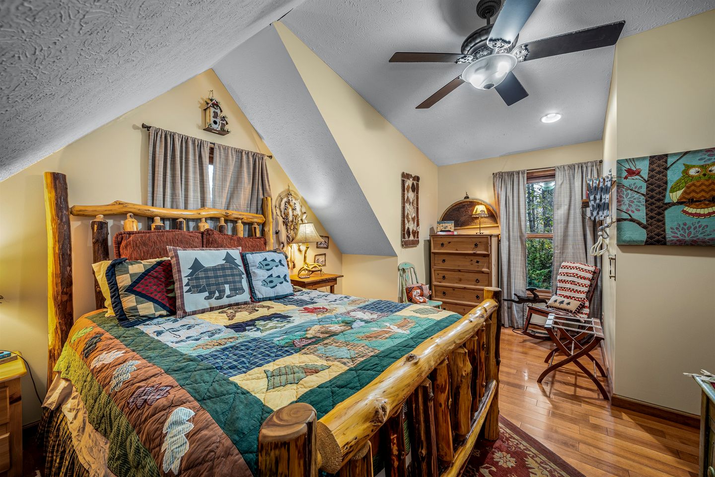 Secluded Cabin in the Woods with Hot Tub & Lake Fishing Access in Mentone, Alabama