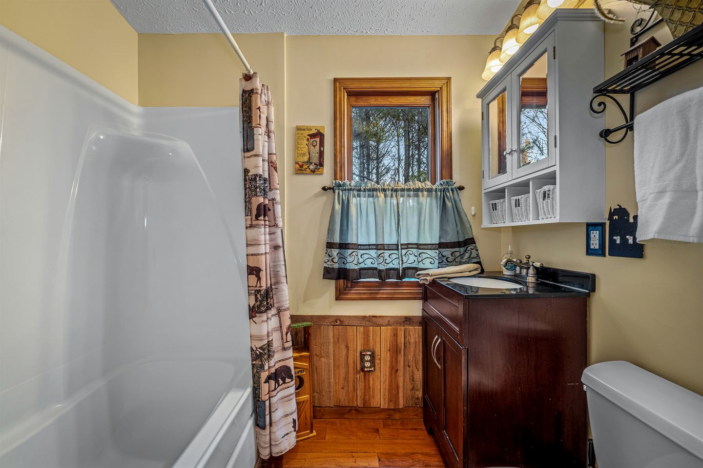 Secluded Cabin in the Woods with Hot Tub & Lake Fishing Access in Mentone, Alabama