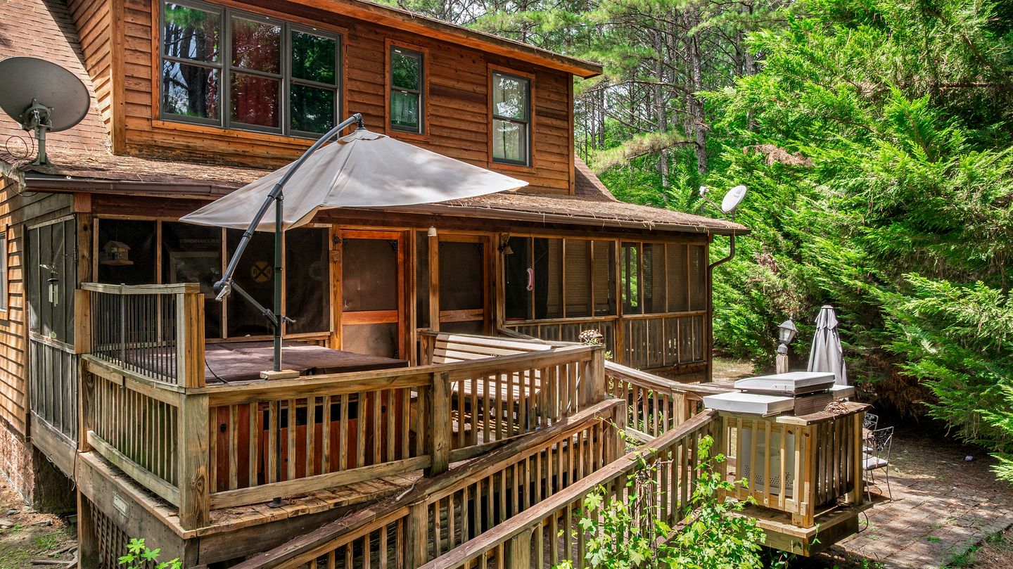 Secluded Cabin in the Woods with Hot Tub & Lake Fishing Access in Mentone, Alabama