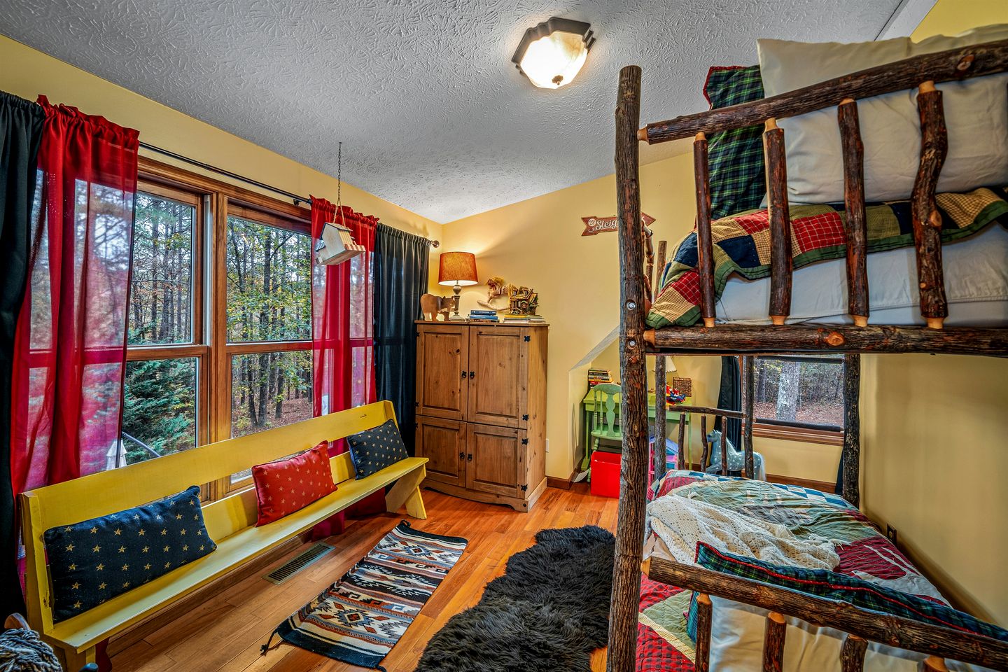Secluded Cabin in the Woods with Hot Tub & Lake Fishing Access in Mentone, Alabama