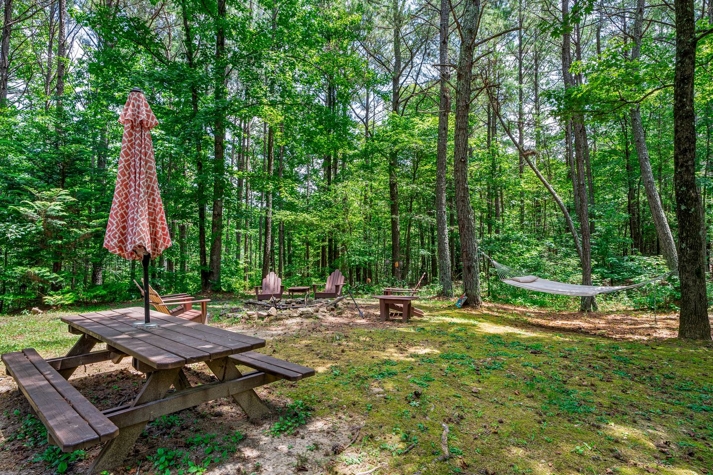 Secluded Cabin in the Woods with Hot Tub & Lake Fishing Access in Mentone, Alabama