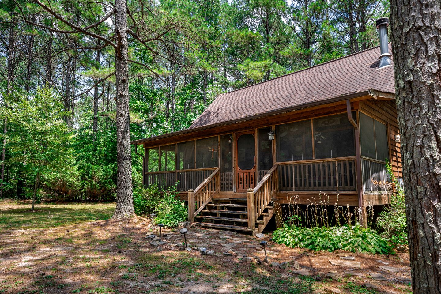 Secluded Cabin in the Woods with Hot Tub & Lake Fishing Access in Mentone, Alabama