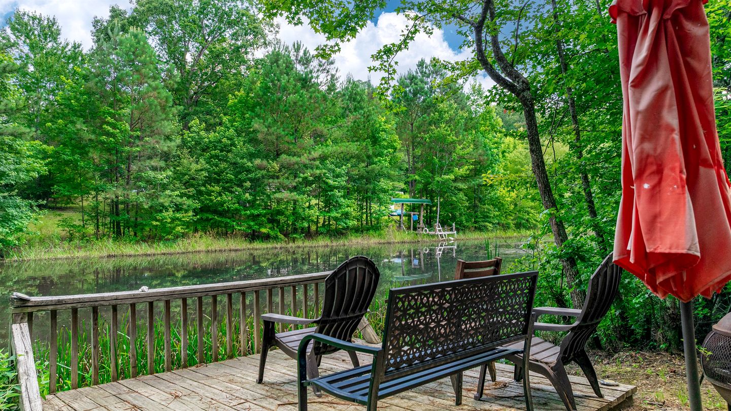 Secluded Cabin in the Woods with Hot Tub & Lake Fishing Access in Mentone, Alabama