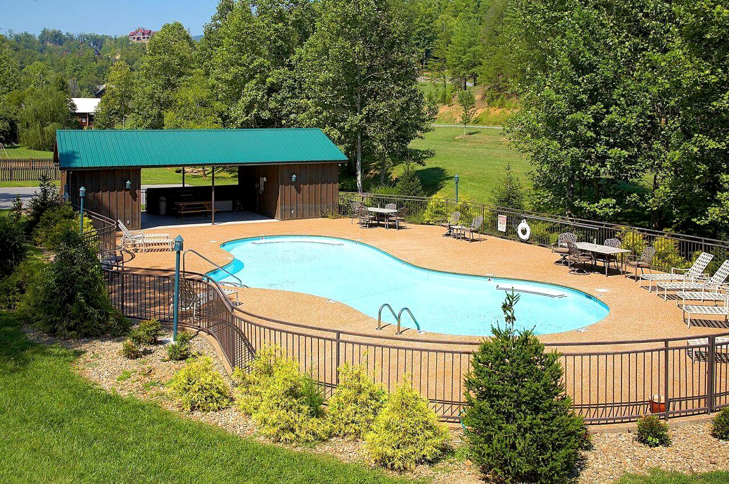 Fun-Filled Sevierville Cabin with a Pool and Mini-Golf for Family Getaways in Tennessee