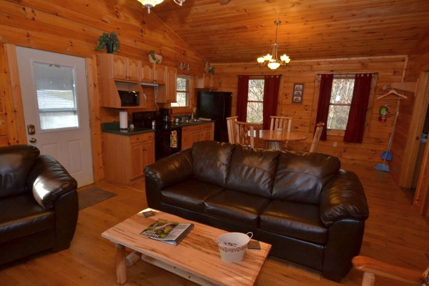 Cozy Log Cabin near Hocking Hills State Park, Ohio