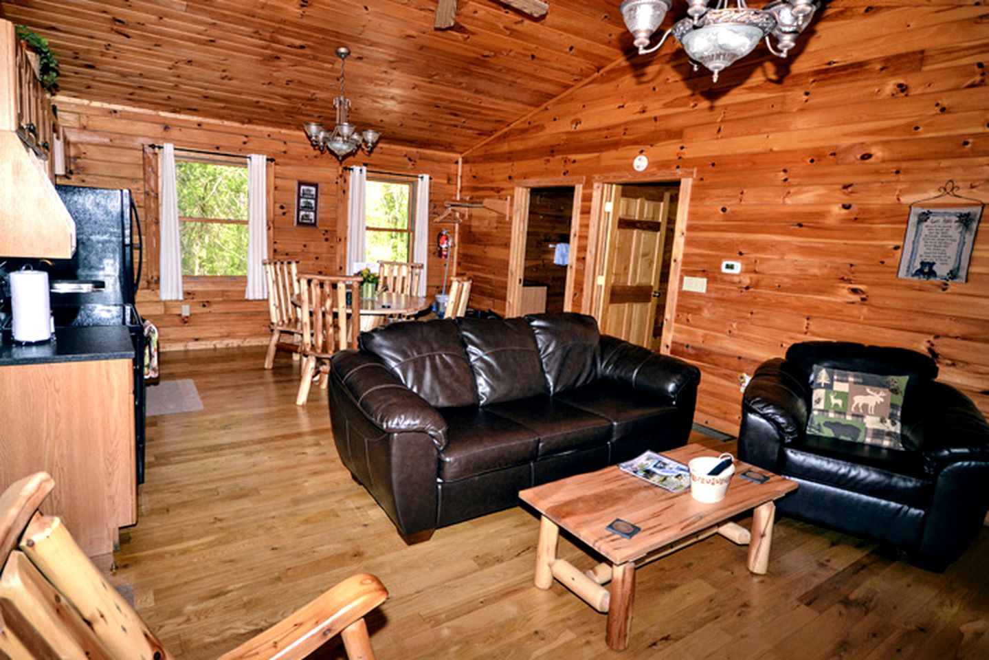 Cozy Log Cabin near Hocking Hills State Park, Ohio