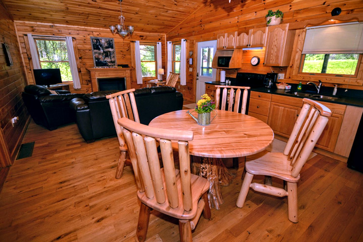 Cozy Log Cabin near Hocking Hills State Park, Ohio