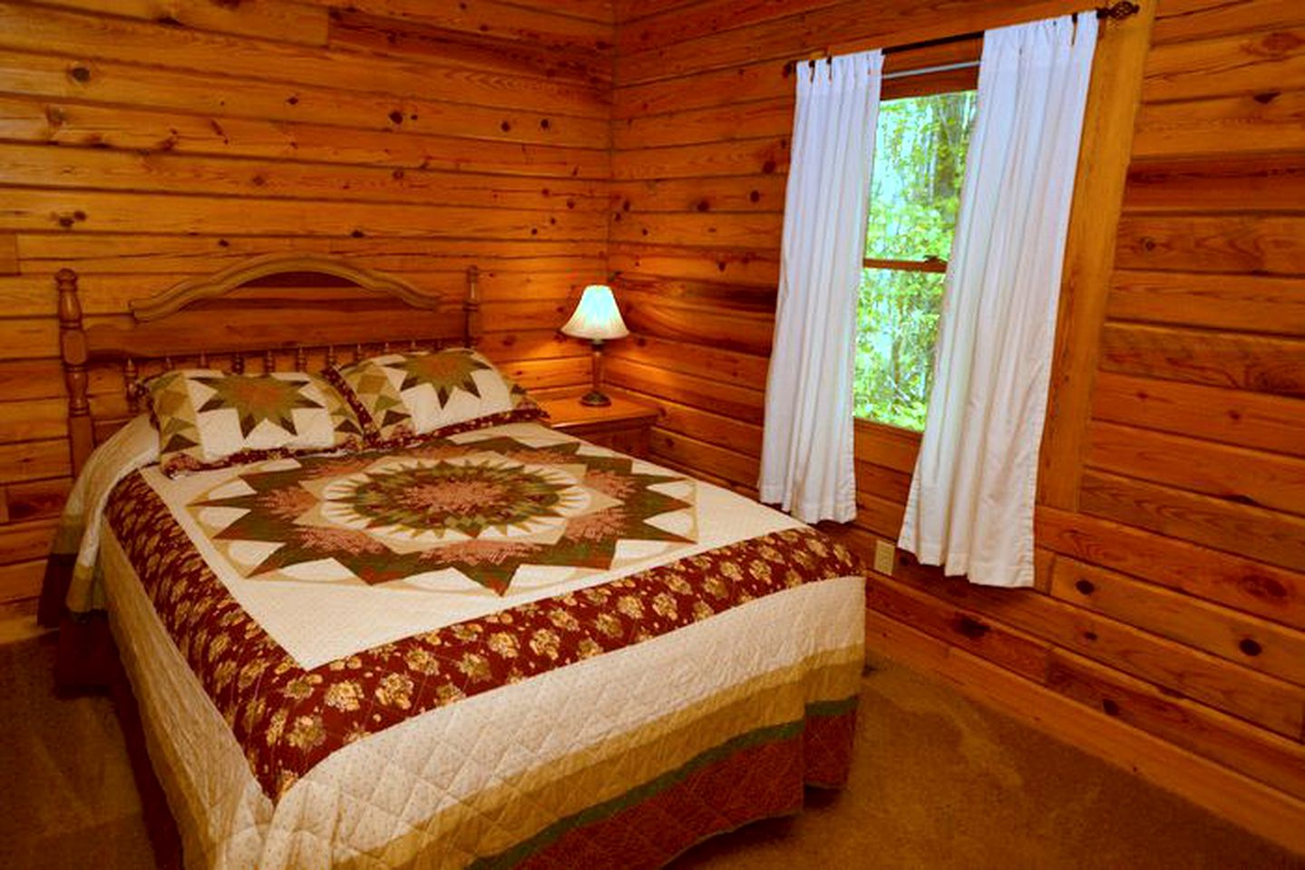 Log Cabin Rental with Hot Tub near Hocking Hills State Park in Ohio