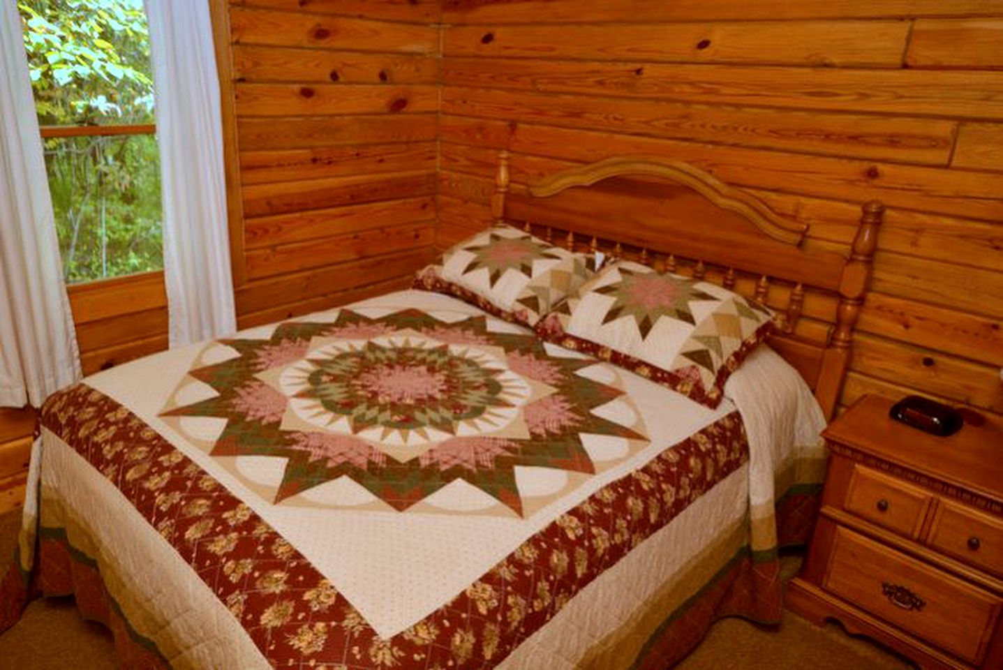 Log Cabin Rental with Hot Tub near Hocking Hills State Park in Ohio